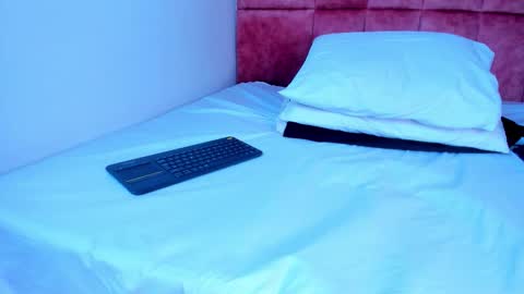 K I T T Y Y  online show from January 15, 2026, 7:28 pm