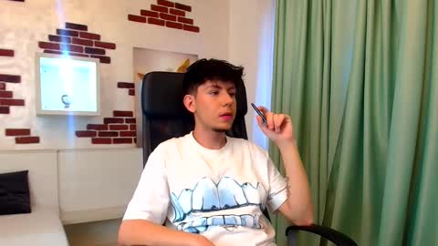 Snapshot of krewvaughn chatting on October 12, 2025, 5:06 am KrewVaughn online show from October 12, 2025, 5:06 am