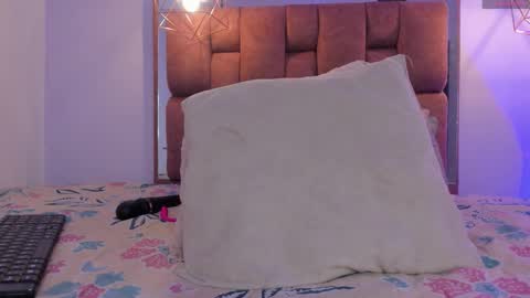 Snapshot of kristakinnky chatting on September 23, 2025, 1:47 pm BETANIA online show from September 23, 2025, 1:47 pm