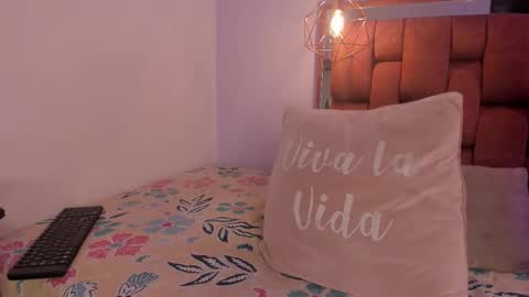 Snapshot of kristakinnky chatting on November 7, 2025, 1:44 pm BETANIA online show from November 7, 2025, 1:44 pm