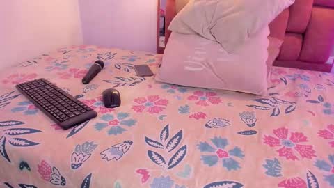 Snapshot of kristakinnky chatting on November 18, 2025, 2:54 pm BETANIA online show from November 18, 2025, 2:54 pm