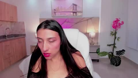 Kristine 33 online show from September 25, 2025, 9:40 pm