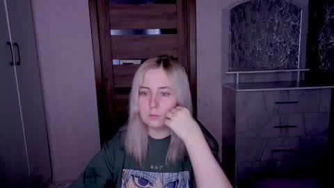 Snapshot of kristy_fran chatting on April 17, 2026, 7:28 pm Kristy online show from April 17, 2026, 7:28 pm