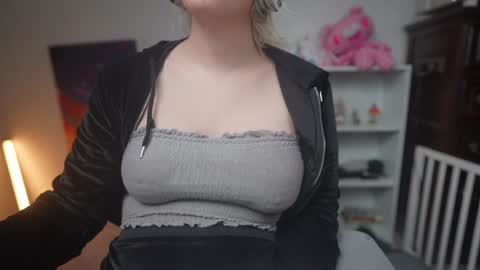 Snapshot of krystalsyxx chatting on January 20, 2025, 12:15 am Krystal Syx online show from January 20, 2025, 12:15 am