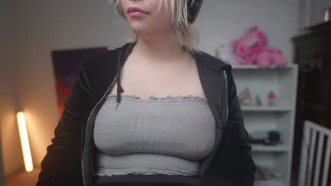 Snapshot of krystalsyxx chatting on January 20, 2025, 8:29 pm Krystal Syx online show from January 20, 2025, 8:29 pm