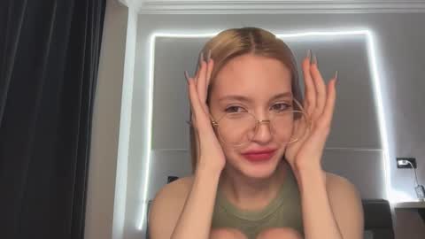 Bella and Alexandra online show from January 18, 2026, 5:22 am