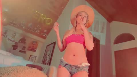 Snapshot of kyliekandy chatting on March 1, 2025, 10:53 pm   online show from March 1, 2025, 10:53 pm