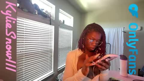 Snapshot of kyliesnowxxx chatting on May 7, 2026, 4:01 pm Kylie Snow online show from May 7, 2026, 4:01 pm