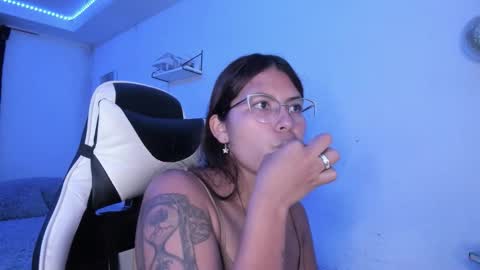  Lady  online show from November 22, 2025, 2:43 am