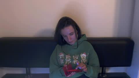 Snapshot of laimapinch_ chatting on December 21, 2024, 7:06 pm Laima online show from December 21, 2024, 7:06 pm