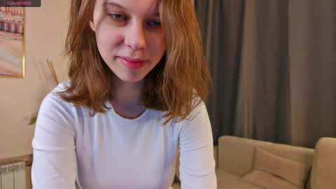 Julia online show from April 8, 2026, 8:31 pm