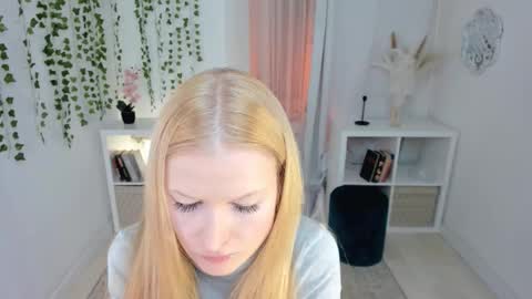 Snapshot of laly_peach chatting on December 4, 2025, 4:38 pm Laly online show from December 4, 2025, 4:38 pm