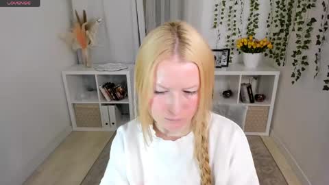 Laly online show from April 23, 2026, 11:42 am