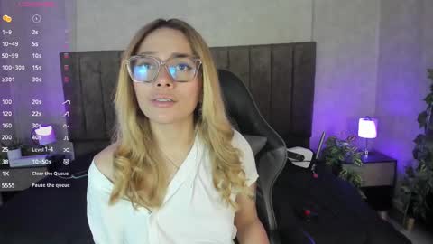 Lana online show from October 30, 2025, 5:42 am