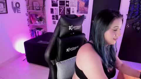 lanaherondale_ online show from November 20, 2025, 9:09 am