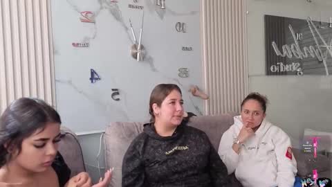 lanna_as online show from December 1, 2025, 1:49 pm