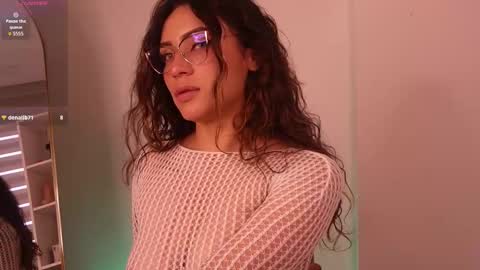 Lara online show from November 26, 2025, 10:22 pm