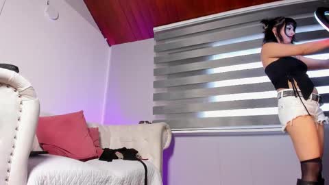 lara_reynolds_ online show from February 26, 2026, 9:03 pm