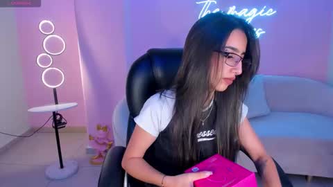 Larisa Smirnov online show from November 18, 2025, 3:23 am