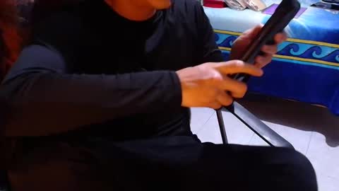 Snapshot of larry_art_a chatting on March 4, 2026, 1:33 am Larry online show from March 4, 2026, 1:33 am