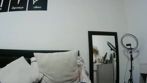 latiinvenushot online show from September 29, 2025, 6:35 pm