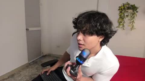Snapshot of latin_beastx chatting on June 18, 2026, 8:24 pm latin_beastx online show from June 18, 2026, 8:24 pm