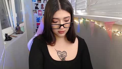 miiiiiiaaaa online show from March 6, 2025, 12:19 pm