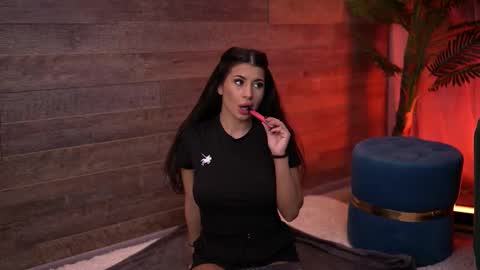 Latina online show from November 29, 2025, 6:11 pm