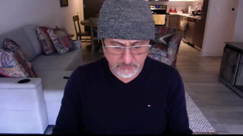 QS - INDEPENDENT MODEL online show from February 23, 2025, 8:33 pm