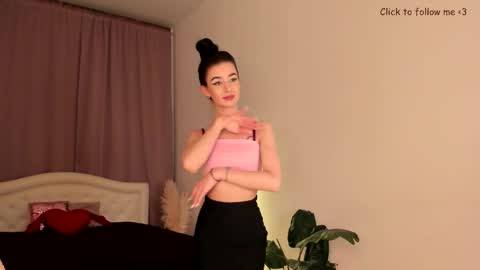 Laura online show from October 25, 2025, 7:52 pm