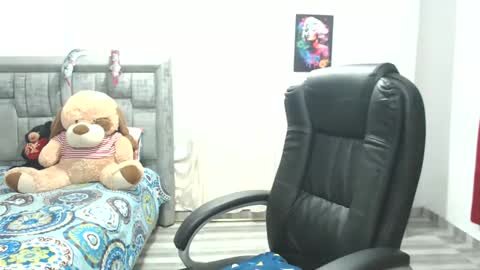 CALL ME LOVE  LAURA online show from October 22, 2025, 2:45 am