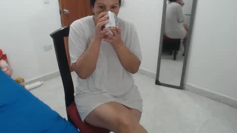 laura_foxx2379 online show from November 21, 2025, 9:46 pm