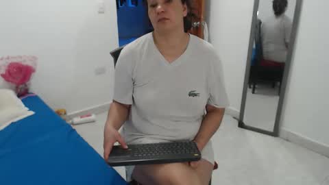 laura_foxx2379 online show from November 28, 2025, 6:32 pm