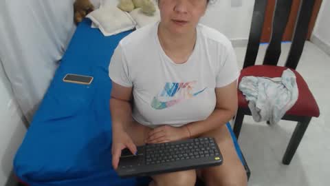 laura_foxx2379 online show from December 18, 2025, 2:56 pm