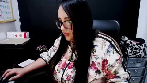 Laura londoo online show from February 13, 2025, 6:41 am