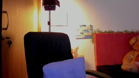 Laura Rose online show from April 15, 2026, 4:19 am