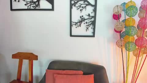 LAURA SOE online show from February 4, 2025, 12:55 pm