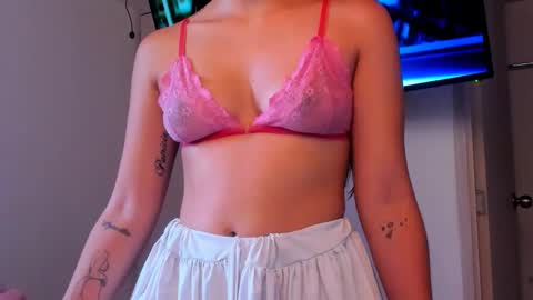 LAURA SOE online show from October 18, 2025, 8:53 pm