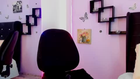 Snapshot of laurablue_ chatting on December 18, 2024, 1:37 am Laura Blue online show from December 18, 2024, 1:37 am