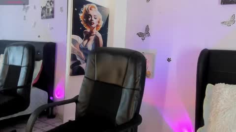 Snapshot of laurablue_ chatting on September 22, 2025, 8:55 pm Laura Blue online show from September 22, 2025, 8:55 pm
