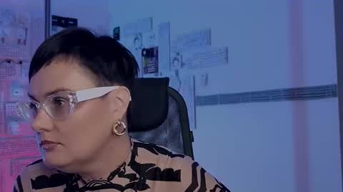 lauradavidsons online show from November 12, 2025, 6:41 pm