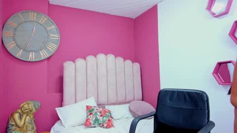 Laura Glowing online show from December 3, 2024, 6:04 am