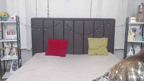 LauraHlot online show from October 19, 2025, 5:52 am