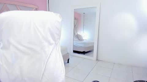 laura  online show from December 1, 2025, 9:09 pm