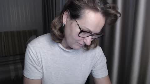 Lauraoven1 online show from January 18, 2025, 6:32 pm