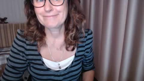 Lauraoven1 online show from October 24, 2025, 8:11 am