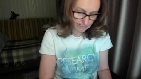 Snapshot of lauraoven1 chatting on April 29, 2026, 6:03 pm Lauraoven1 online show from April 29, 2026, 6:03 pm