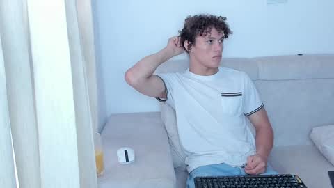 Snapshot of laureent__ chatting on February 6, 2025, 9:38 pm Laureent online show from February 6, 2025, 9:38 pm