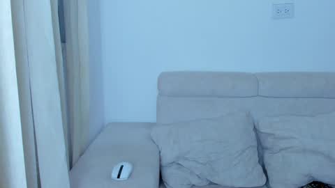 Snapshot of laureent__ chatting on February 9, 2025, 4:36 am Laureent online show from February 9, 2025, 4:36 am