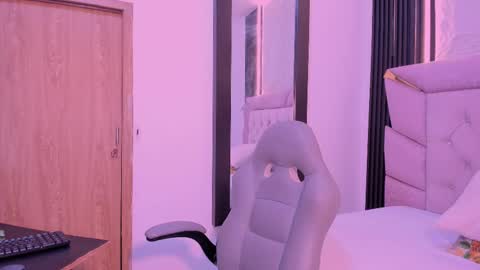 Laurem online show from September 26, 2025, 7:29 pm